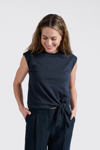 Klassieke zomertops voor dames met knoop aan de zijkant