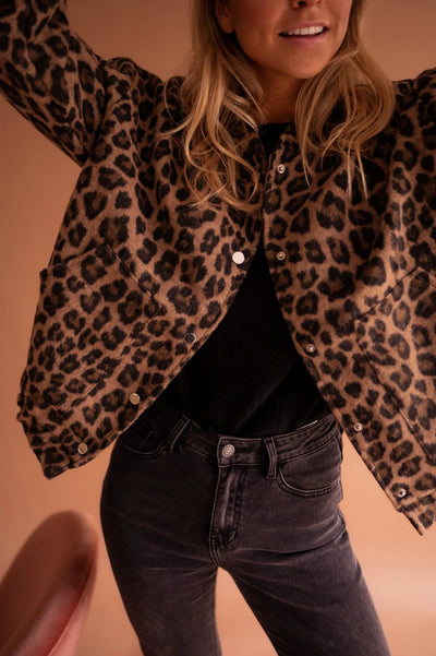 Moderne jas voor dames met luipaardprint